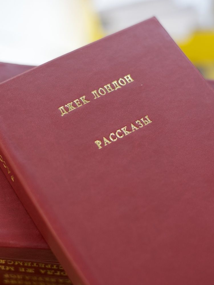 Замена старого переплета на книгах с тиснением фольгой «под золото» Замена старого переплета на книгах с тиснением фольгой «под золото»