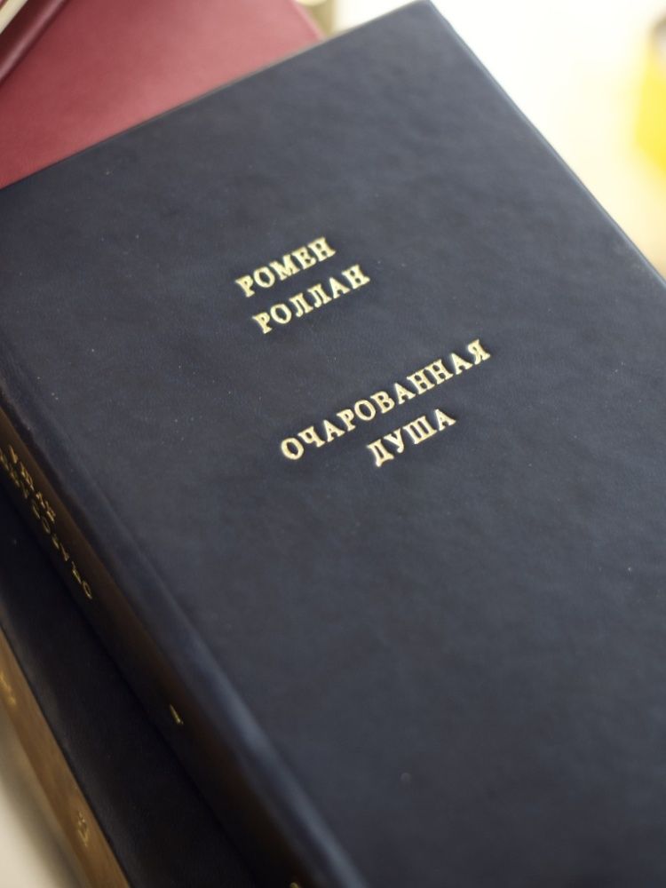 Замена старого переплета на книгах с тиснением фольгой «под золото» Замена старого переплета на книгах с тиснением фольгой «под золото»