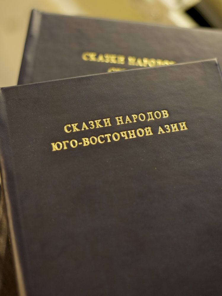 Замена старого переплета на книгах с тиснением фольгой «под золото» Замена старого переплета на книгах с тиснением фольгой «под золото»