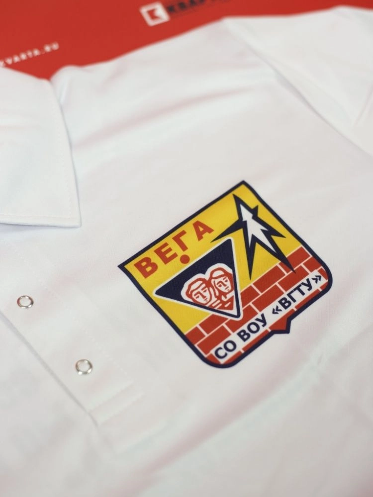 Футболки-поло «Кварта» (материал: Sandwich, цвет: белый) с сублимационной печатью с двух сторон для студенческого строительного отряда «Вега» Футболки-поло «Кварта» (материал: Sandwich, цвет: белый) с сублимационной печатью с двух сторон для студенческого строительного отряда «Вега»